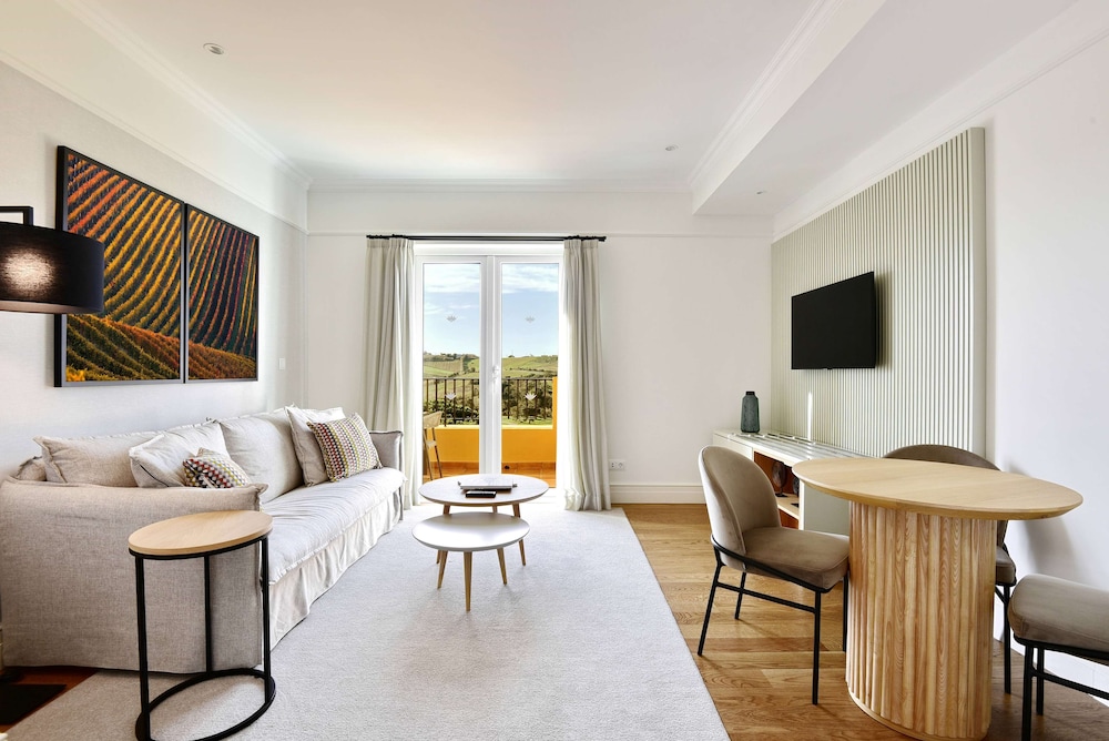 Suite, Golf View - Photo 6