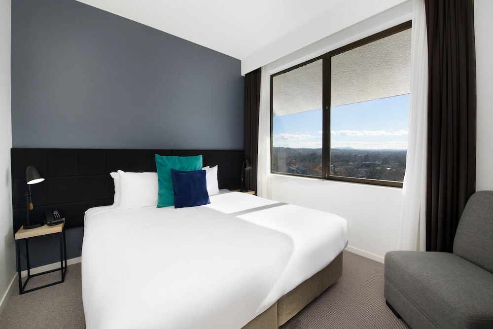Deluxe Suite (1 King Bed or 2 Twin Beds) photo 3