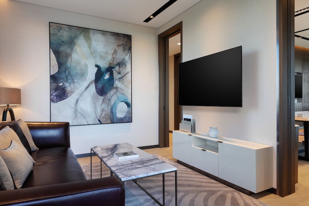 Extensive Three Bedroom Residence, Executive lounge access, 2 King, 3 Twin, Sea view, Balcony
