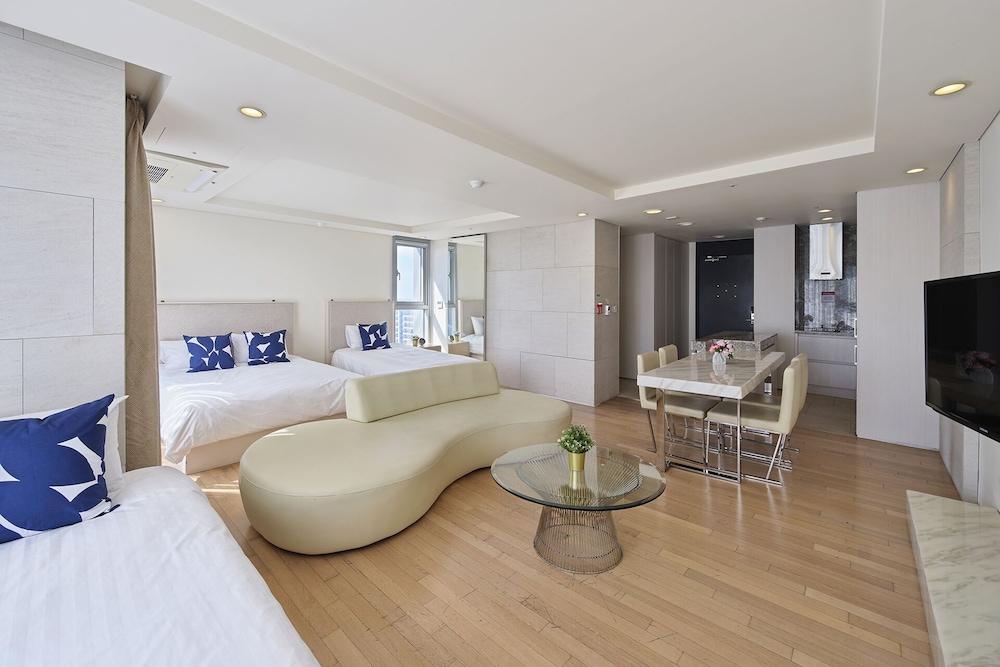 [Happy Together PKG] Premier Family Suite + Breakfast