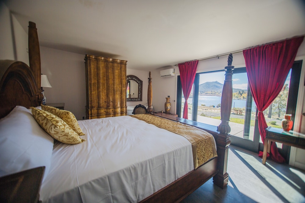Deluxe Room, Balcony, Lake View