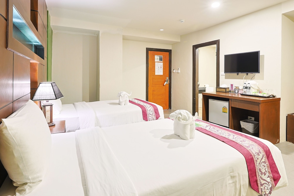 Deluxe Room, Bathtub - Photo 4