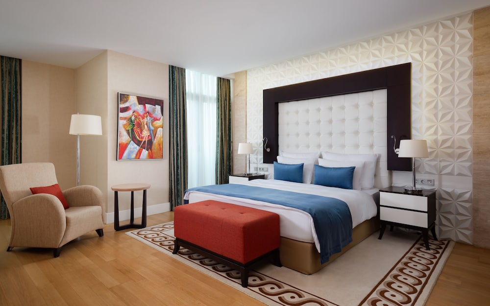 Junior Suite, 1 King Bed (Free City Shuttle) photo 2