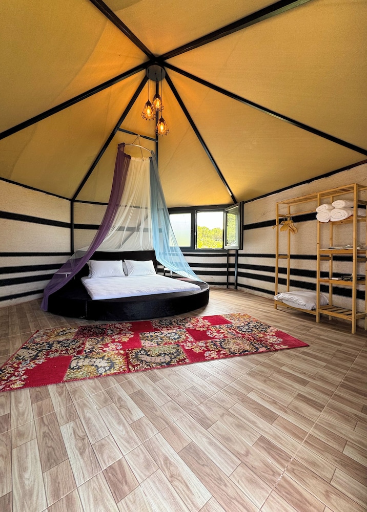 Deluxe Tent photo 1