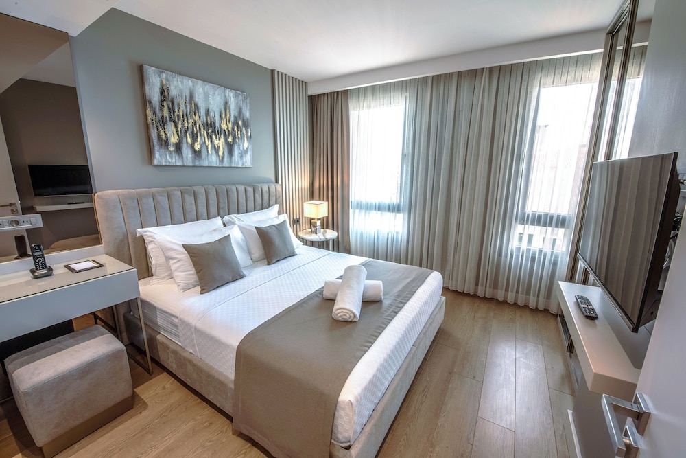 Superior Suite, 1 King Bed, Non Smoking, City View photo 2