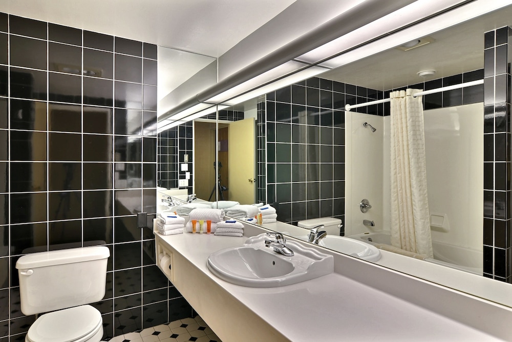 Club Room, 1 King Bed, Balcony - Photo 2