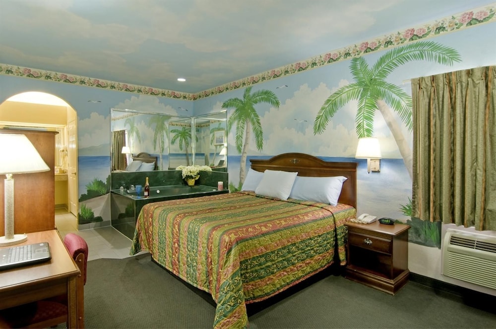 Suite, 1 King Bed, Jetted Tub - Photo 2