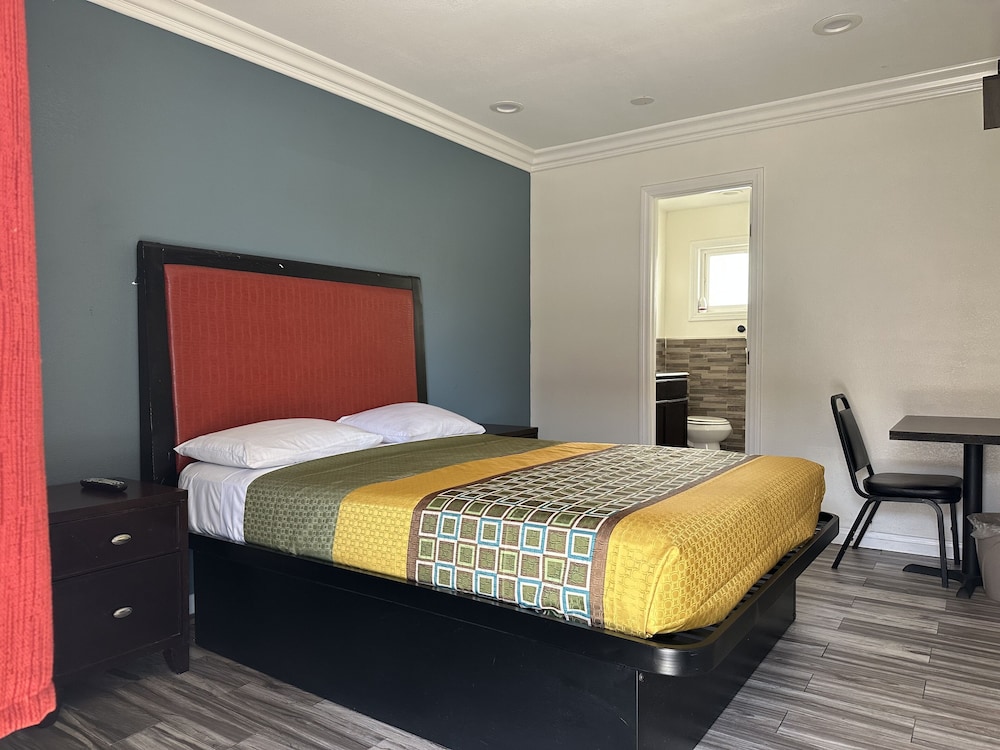 Classic Room, 1 Queen Bed photo 2