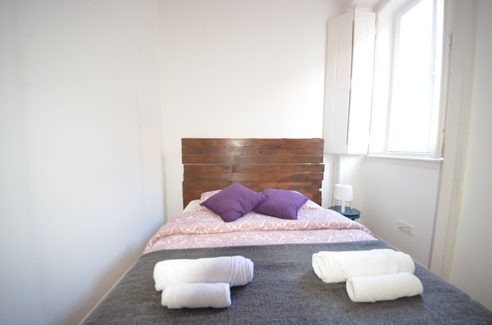 Double Room, Shared Bathroom (White & Woody) - Photo 2