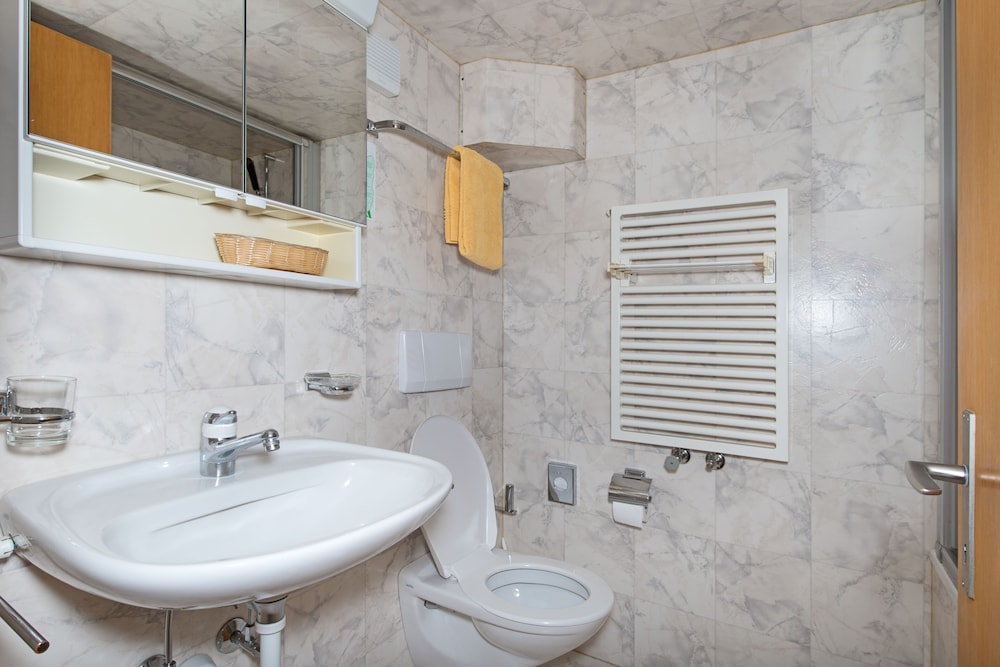 Standard Double Room - Photo 8