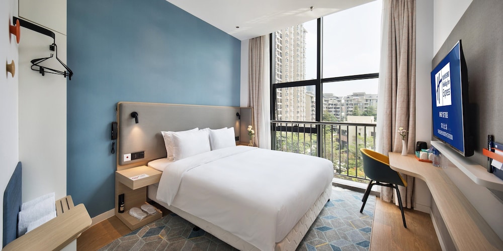 Standard Room, 1 King Bed (Extra Floor Space) - Photo 1