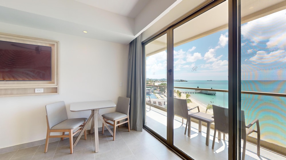 Luxury Presidential Beach Front One Bedroom Suite Diamond Club