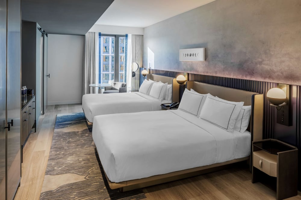 Room, 2 Queen Beds, Bathtub thumbnail 5