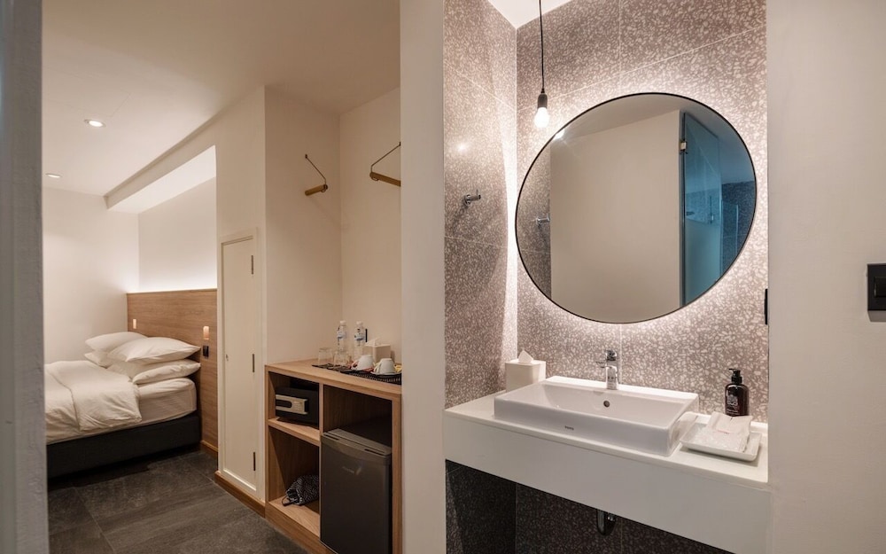 Superior Room, 1 King Bed, City View photo 2