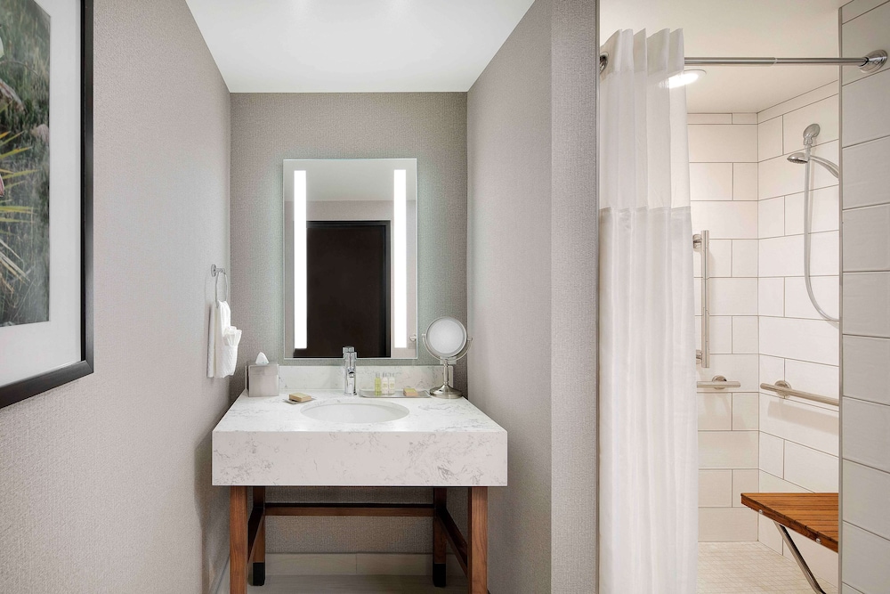 Suite, 1 King Bed, Accessible, Non Smoking (Roll-in Shower, Boardroom) photo 2