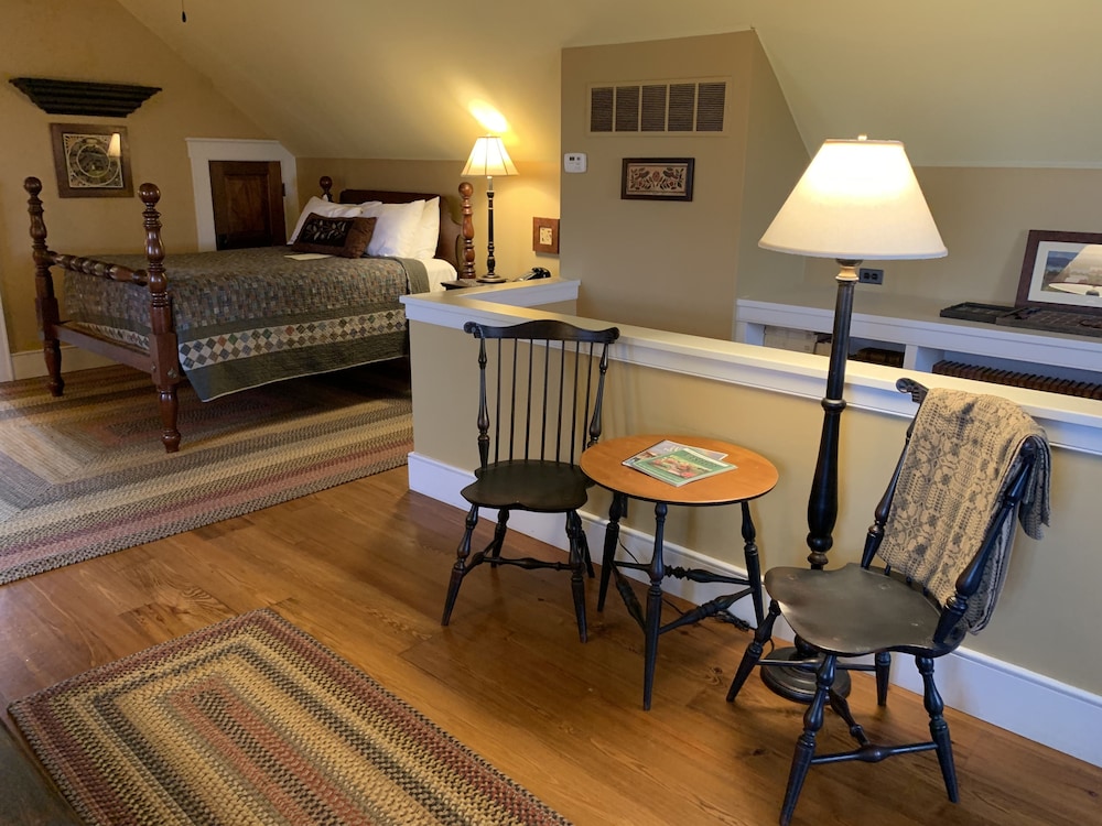 Classic Room, In the Hillside Cottages, 1 Queen Bed and 1 Twin Bed, Non Smoking photo 2