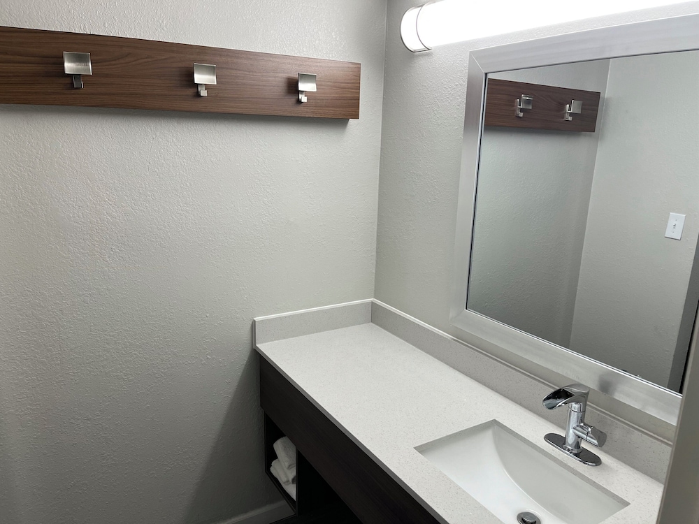 Deluxe Room, 1 King Bed, Non Smoking - Photo 13