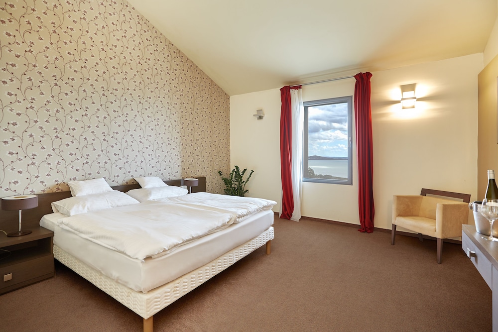 Superior Double Or Twin Room, Partial Lake View, Ground Floor photo 1