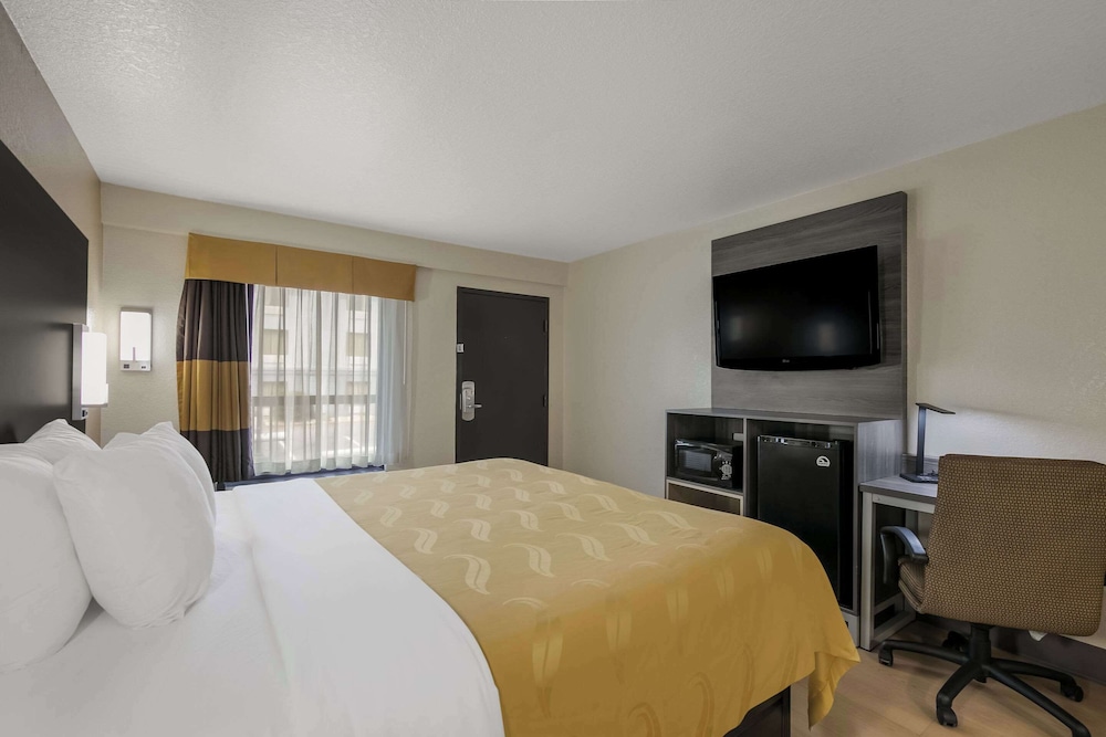 Standard Room, 1 King Bed, Non Smoking - Photo 7