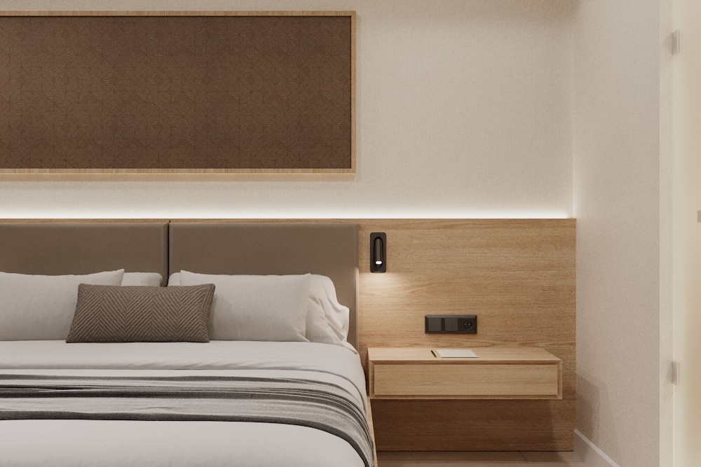 Deluxe Room, No Window