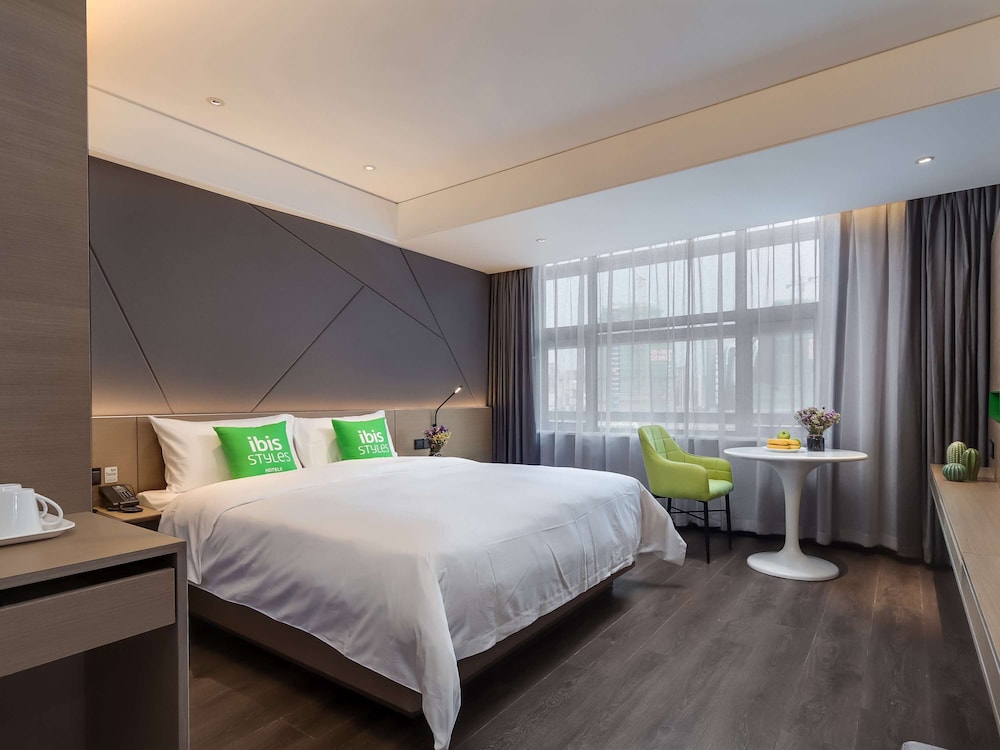 Superior Queen Bed Room photo 3
