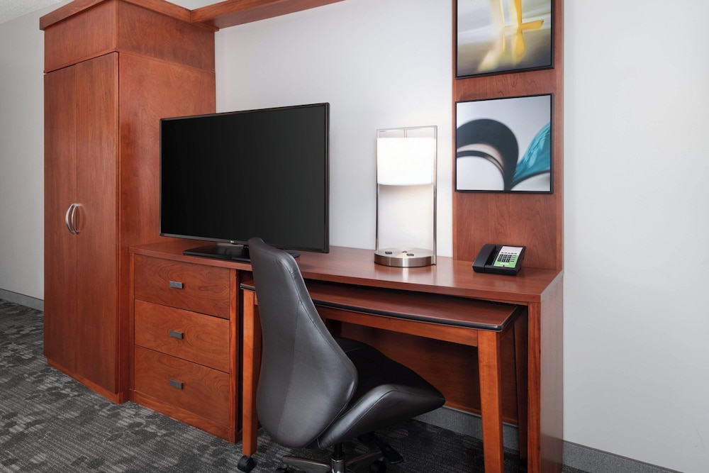 Suite, 1 Bedroom - Photo 4