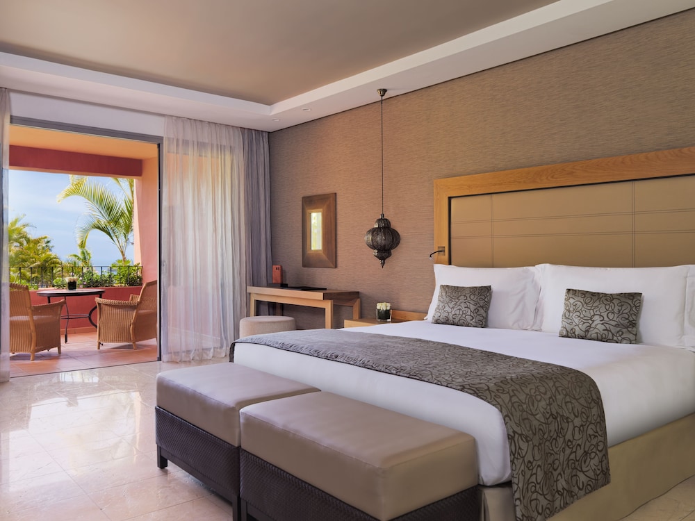 Junior Suite, 1 King Bed, Resort View (Balcony) thumbnail 5