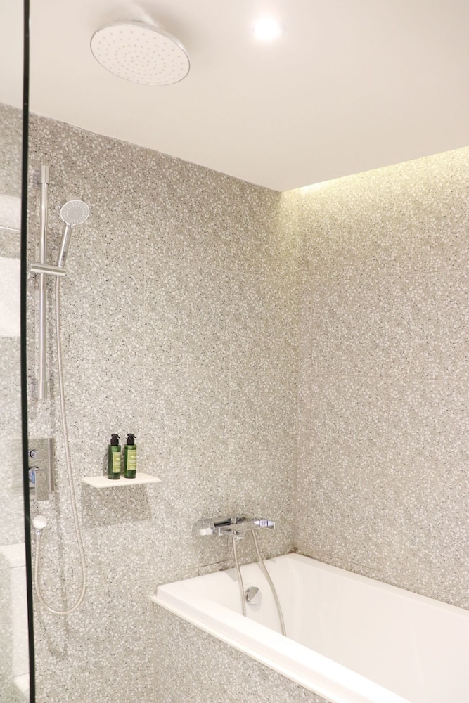Deluxe Double or Twin Room with Bathtub photo 3