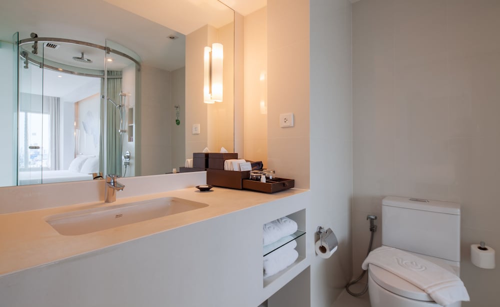 Deluxe Room, 1 King Bed, City View photo 2