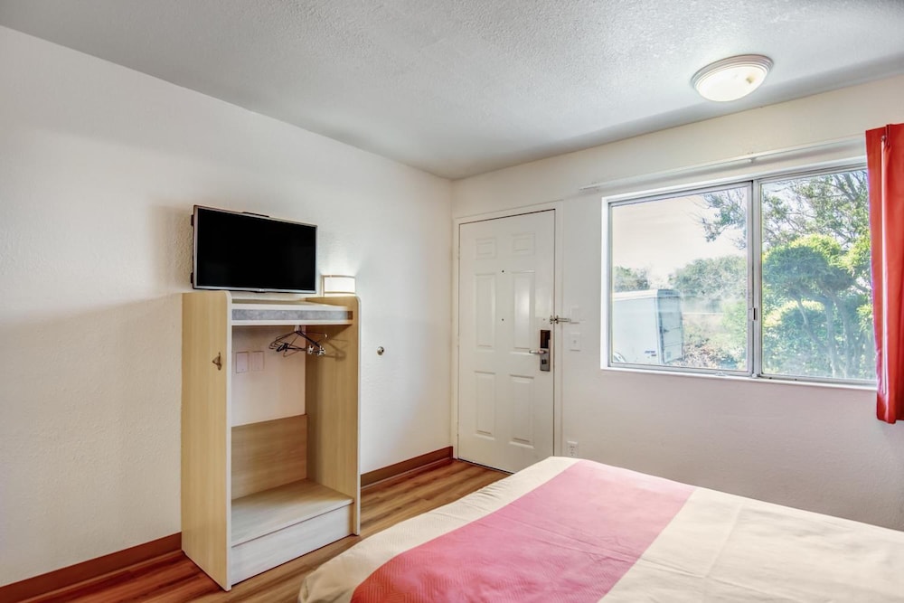 Standard Room, 1 Queen Bed, Non Smoking photo 3