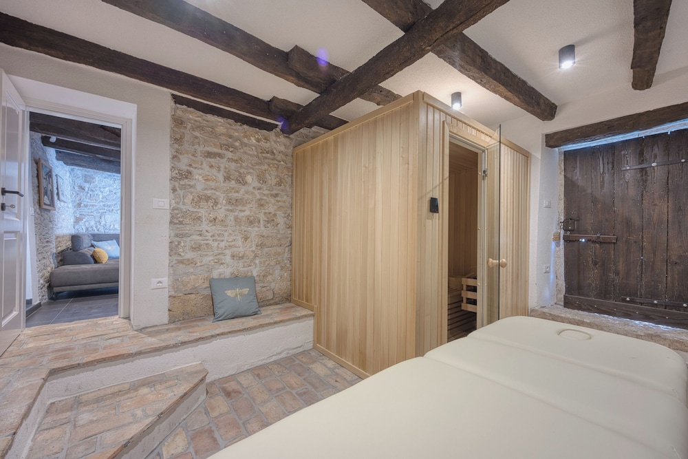 Luxury Villa, Multiple Bedrooms, 2 Bathrooms (Villa Galant with Pool and Sauna)