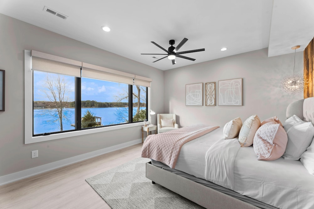 House, Multiple Beds (Keenan Beach w/Beach, Heated Pool & G) photo 1