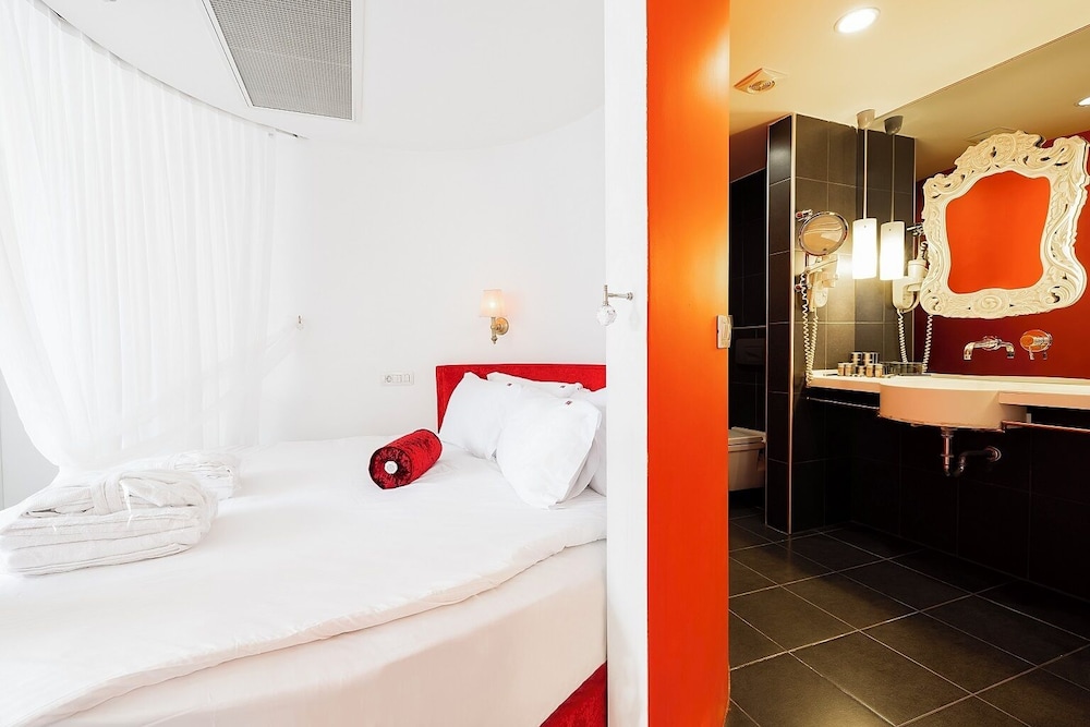 Suite, 1 King Bed photo 2
