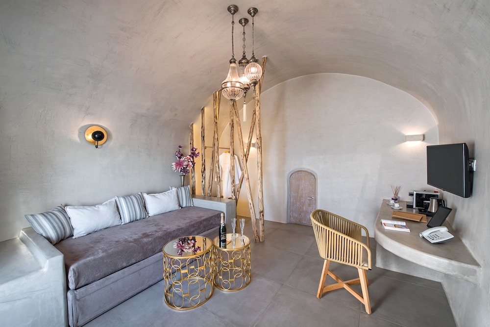 Cave Suite with Outdoor Hot Tub - Photo 5