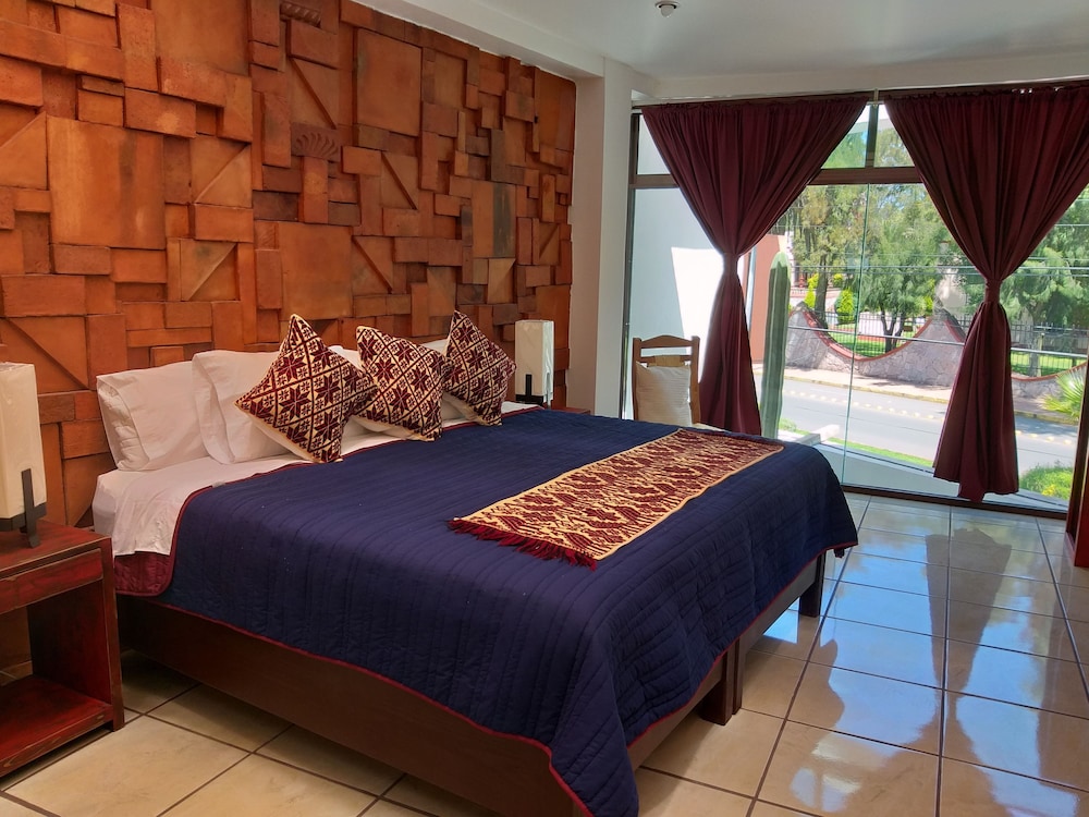 Classic Suite, 1 King Bed, Non Smoking (Roja) photo 1