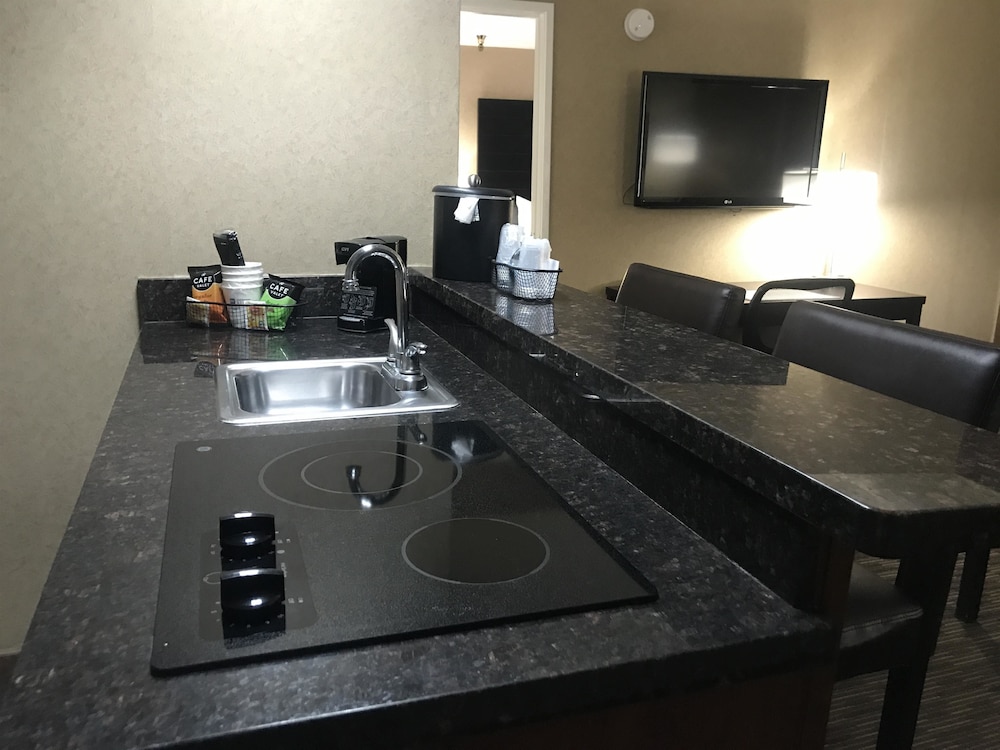 Suite, 2 Queen Beds, Non Smoking, Kitchenette - Photo 7