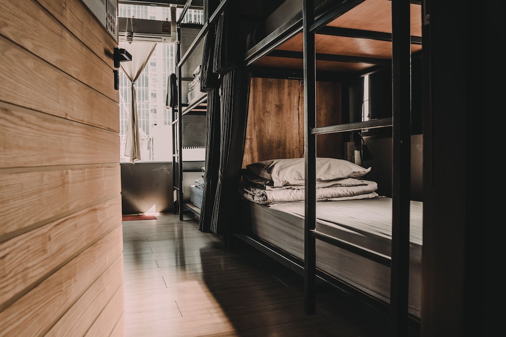 8 Bunk beds - 8 Beds Mixed Dormitory with Curtain, City View photo 2
