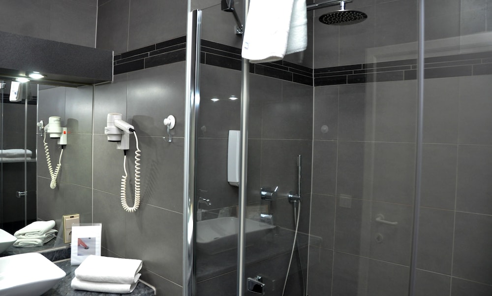 Twin Room - Photo 2