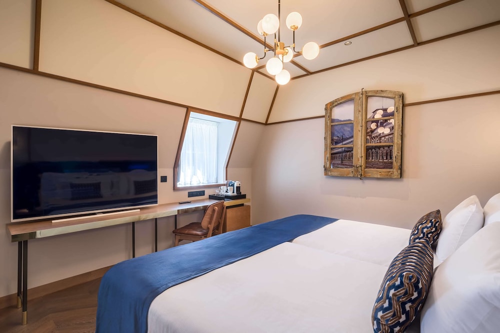 Deluxe Room - Photo 7