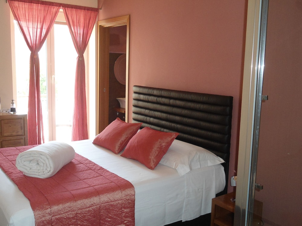 Standard Room, 1 Queen Bed photo 2