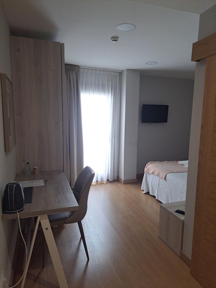 Deluxe Twin Room, Private Bathroom - Photo 7