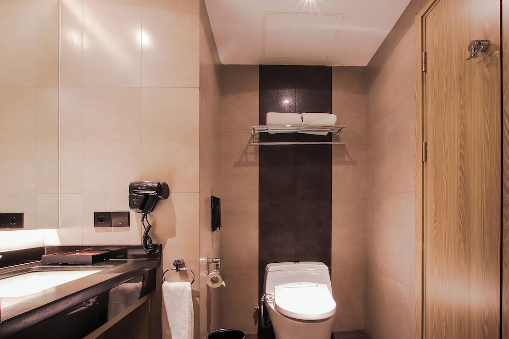 King Bed Premier Pool - Photo 4
