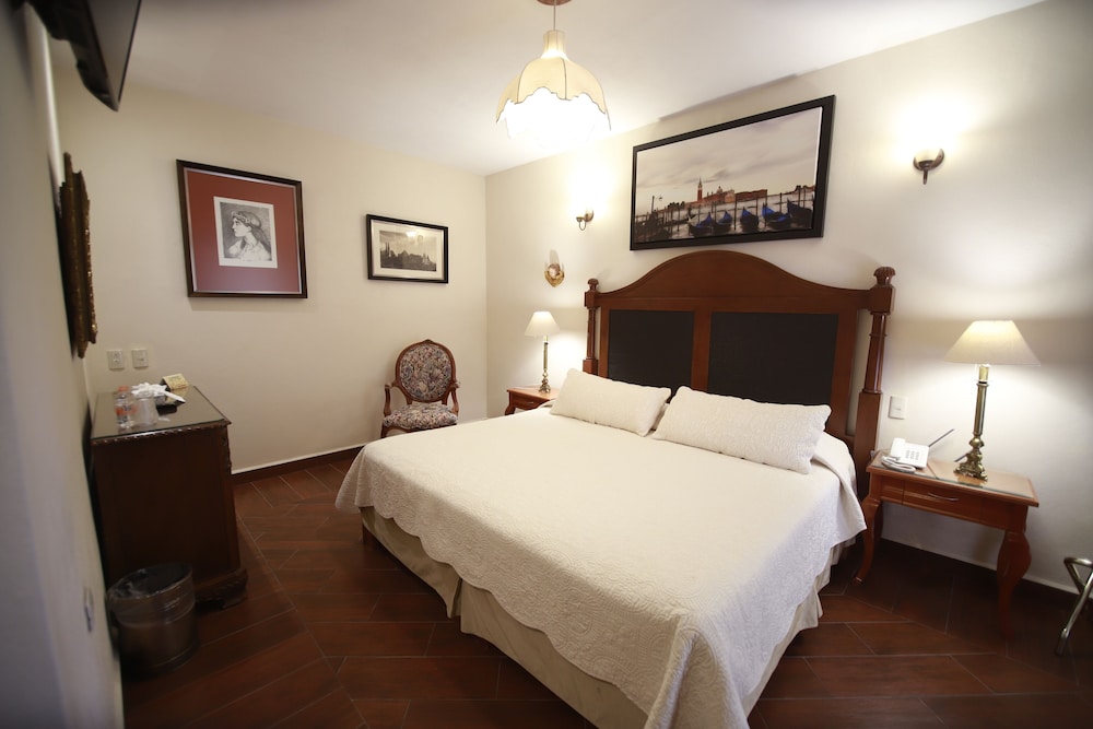 Suite - Photo 1