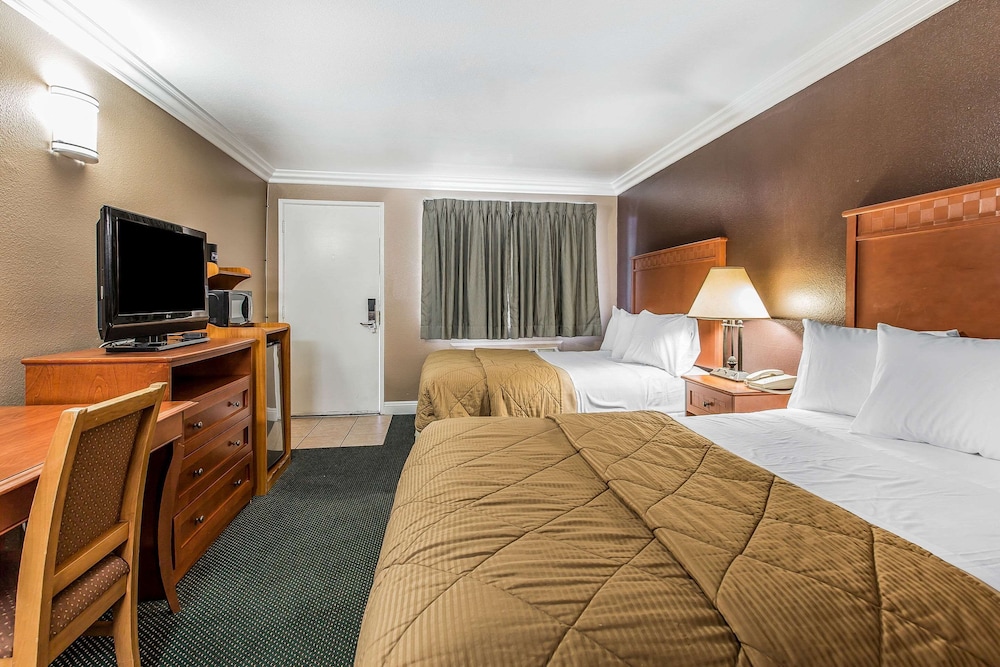 Standard Room, 2 Queen Beds, Non Smoking photo 2