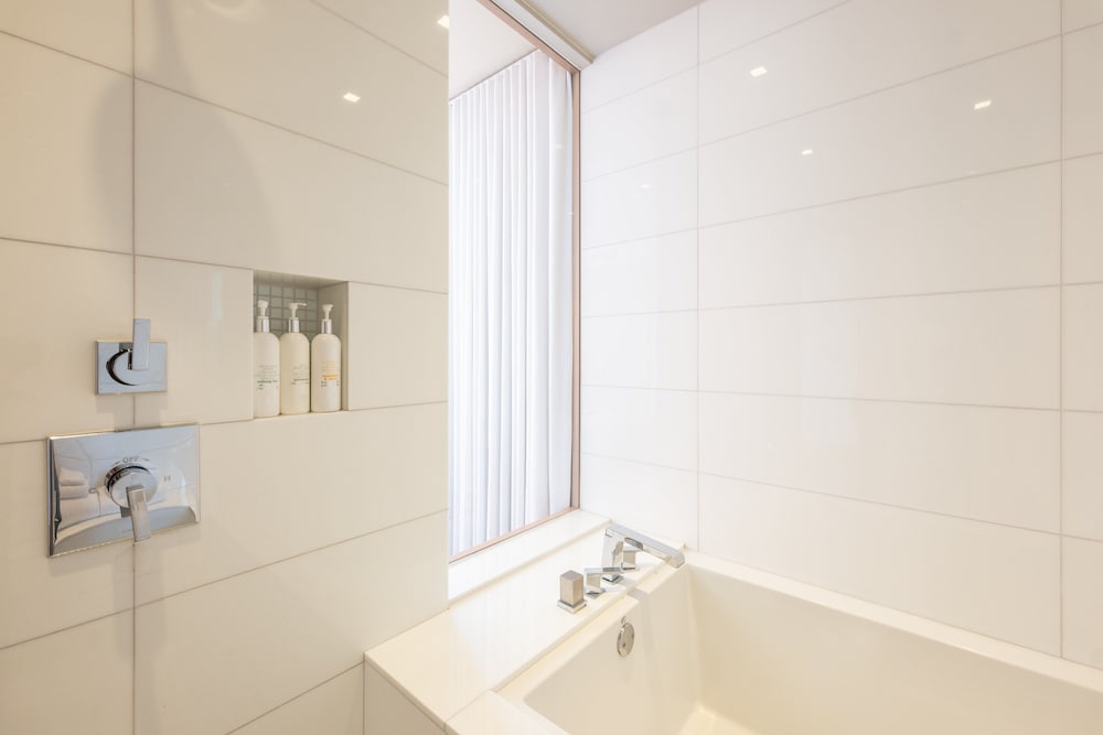 Penthouse, 1 King Bed (Wilshire)