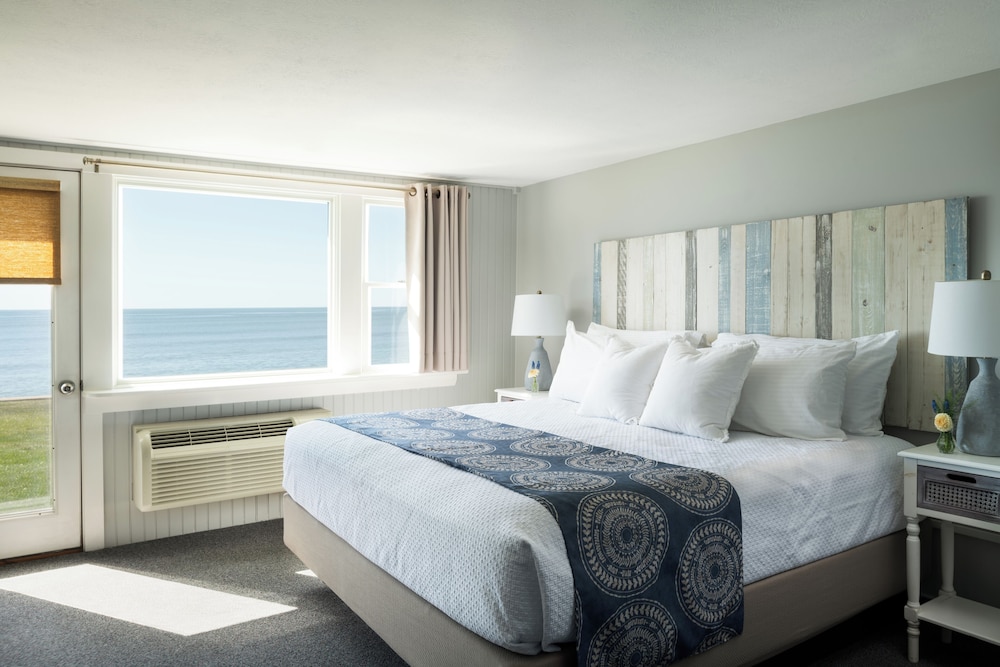 First Floor, Ocean View, Lower Building, 1 King