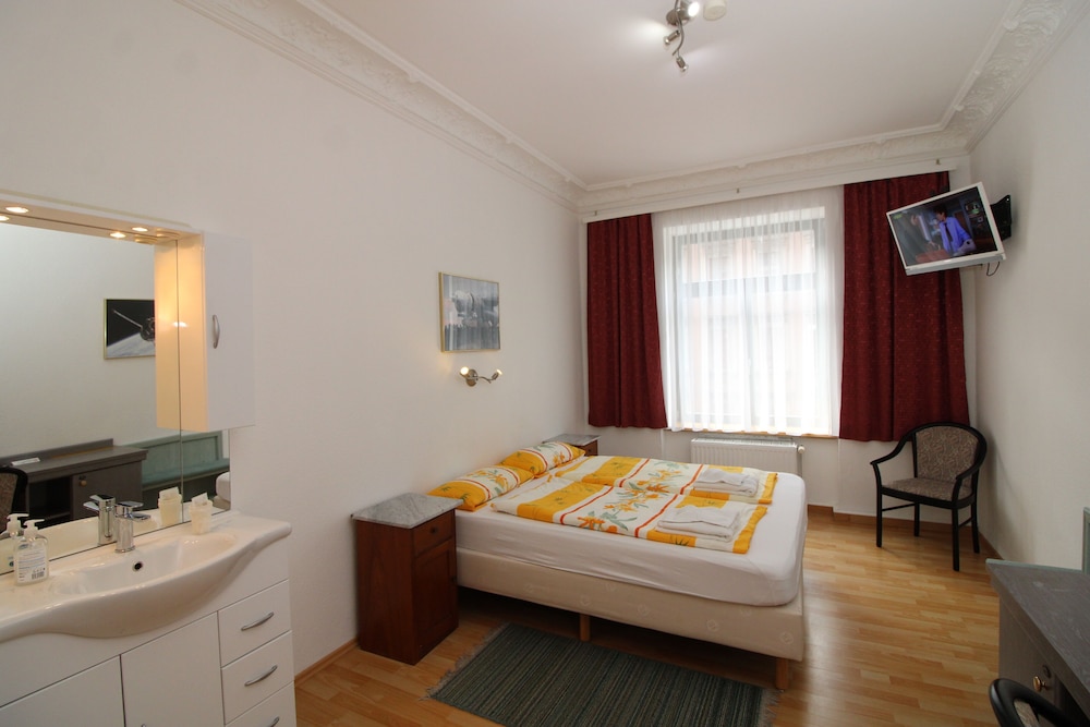 Economy Double Room, Non Smoking, Shared Bathroom