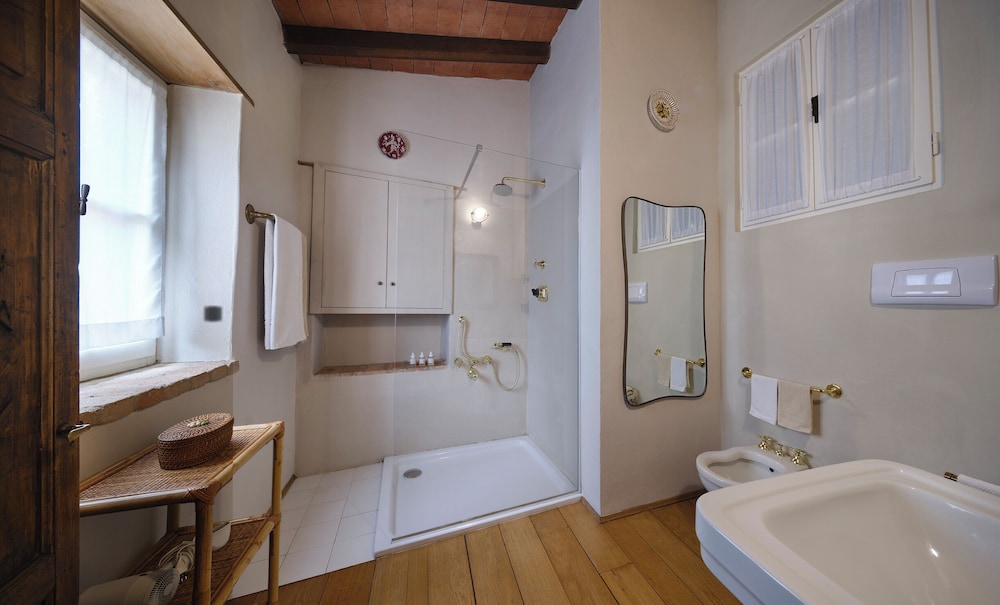 Deluxe Double Room (private external bathroom - Beatrice) photo 3
