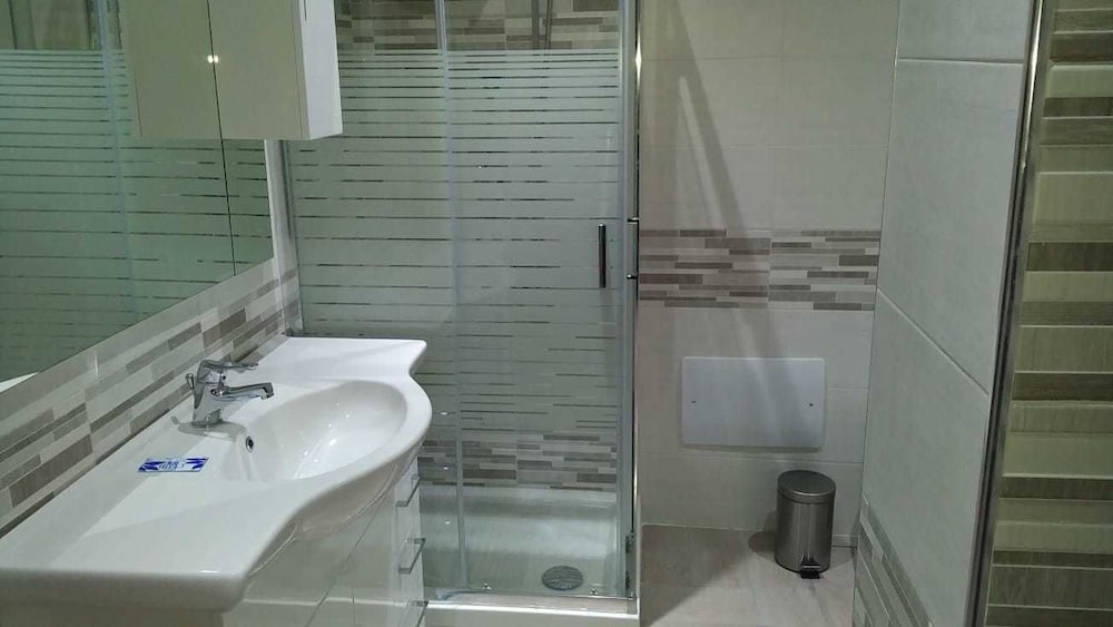 Deluxe Room, 1 King Bed, Non Smoking - Photo 7