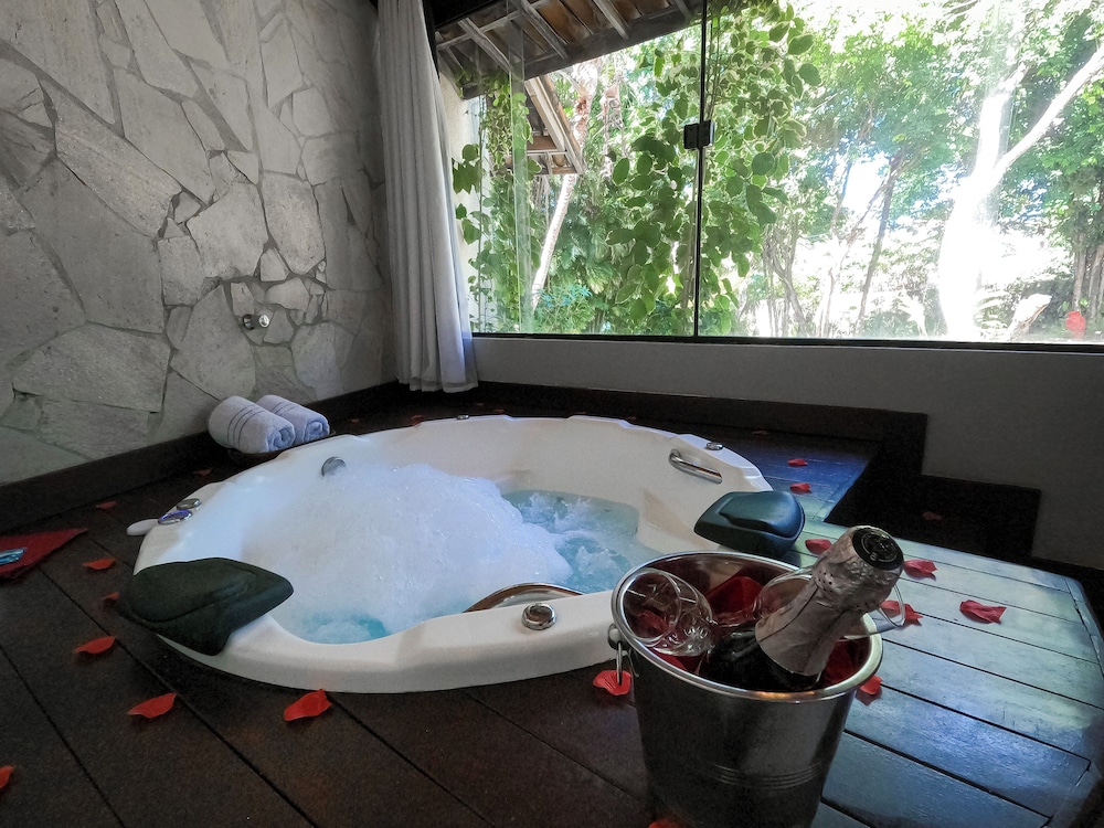 Premium Double Room, 1 King Bed, Bathtub, Garden View - Photo 3